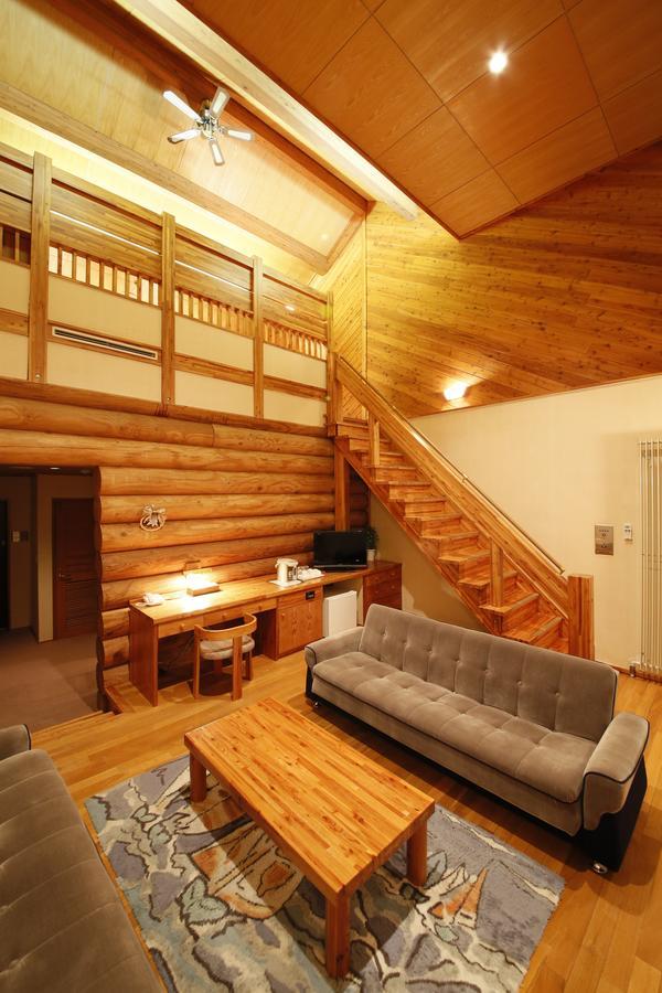 Log Hotel Larch Lake Kanayama Minamifurano Habitación foto